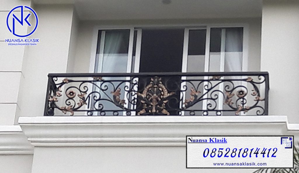 balkon rumah mewah